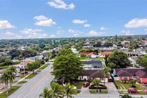House in Miami, Florida 4 bedrooms, 241.36 sq.m. № 1943625 - photo 9
