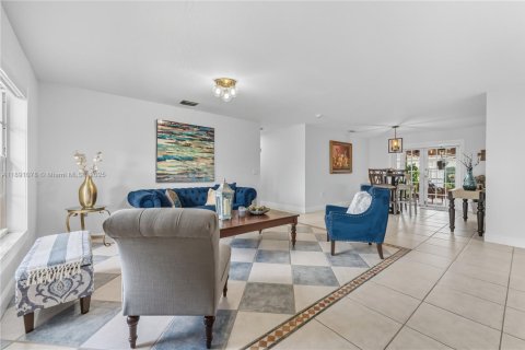 House in Miami, Florida 4 bedrooms, 241.36 sq.m. № 1943625 - photo 20