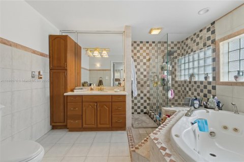 House in Miami, Florida 4 bedrooms, 241.36 sq.m. № 1943625 - photo 18
