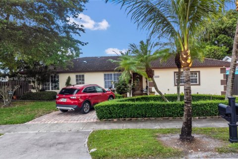 House in Miami, Florida 4 bedrooms, 241.36 sq.m. № 1943625 - photo 6