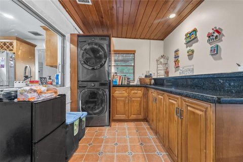 House in Miami, Florida 4 bedrooms, 241.36 sq.m. № 1943625 - photo 25
