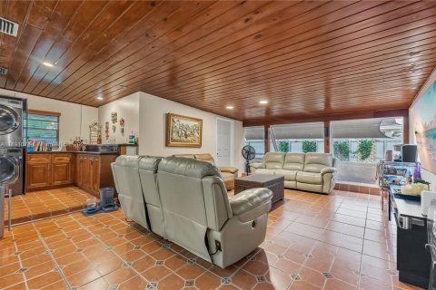 House in Miami, Florida 4 bedrooms, 241.36 sq.m. № 1943625 - photo 24