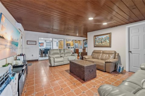 House in Miami, Florida 4 bedrooms, 241.36 sq.m. № 1943625 - photo 4