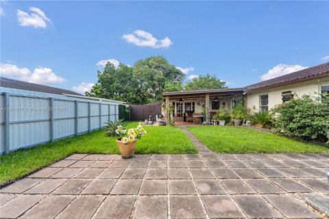 House in Miami, Florida 4 bedrooms, 241.36 sq.m. № 1943625 - photo 28