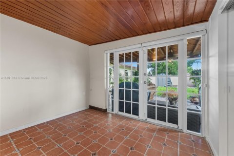 House in Miami, Florida 4 bedrooms, 241.36 sq.m. № 1943625 - photo 26