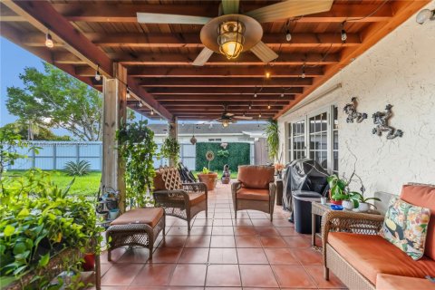 House in Miami, Florida 4 bedrooms, 241.36 sq.m. № 1943625 - photo 5