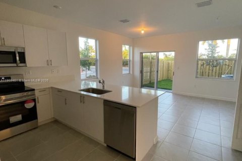 Casa en venta en Miami, Florida, 3 dormitorios, 143.53 m2 № 1968651 - foto 3