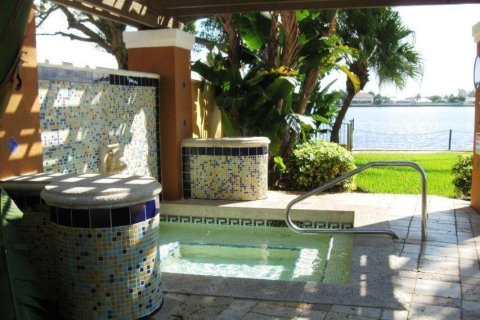 Condo in Hypoluxo, Florida, 2 bedrooms № 2181929 - photo 19