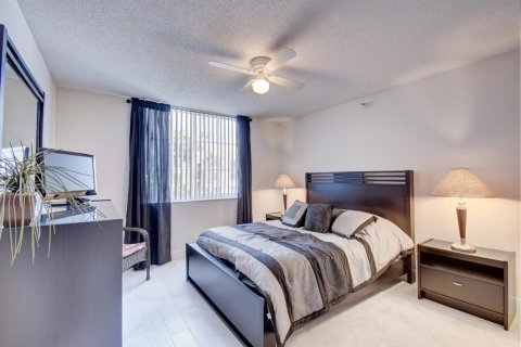 Condo in Hypoluxo, Florida, 2 bedrooms № 2181929 - photo 8