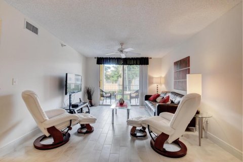Condo in Hypoluxo, Florida, 2 bedrooms № 2181929 - photo 5