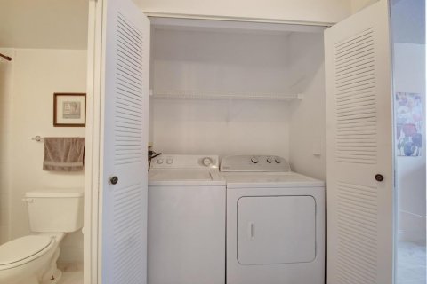Condo in Hypoluxo, Florida, 2 bedrooms № 2181929 - photo 11