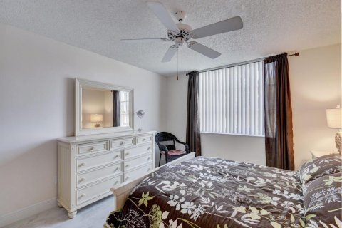 Condo in Hypoluxo, Florida, 2 bedrooms № 2181929 - photo 7