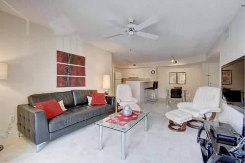 Condo in Hypoluxo, Florida, 2 bedrooms № 2181929 - photo 4