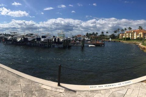 Condo in Hypoluxo, Florida, 2 bedrooms № 2181929 - photo 13