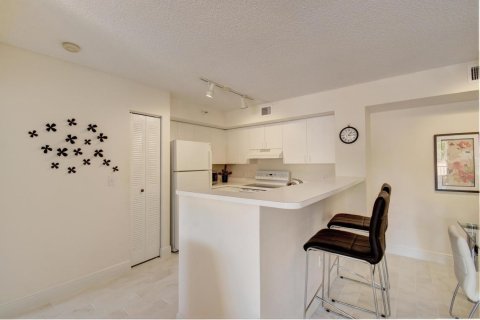 Condo in Hypoluxo, Florida, 2 bedrooms № 2181929 - photo 2