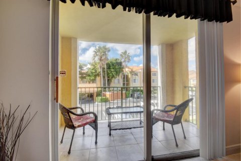 Condo in Hypoluxo, Florida, 2 bedrooms № 2181929 - photo 12