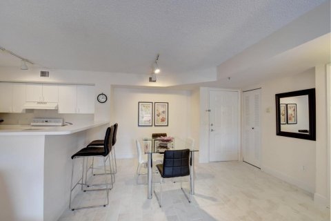 Condo in Hypoluxo, Florida, 2 bedrooms № 2181929 - photo 3