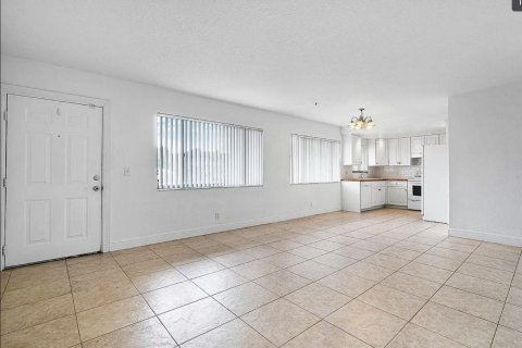Copropriété à louer à North Palm Beach, Floride: 2 chambres, 83.52 m2 № 1216290 - photo 1