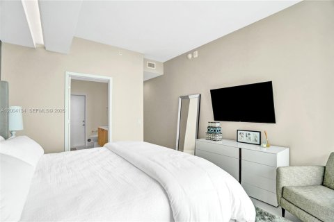 Condo in Miami, Florida, 4 bedrooms  № 2069627 - photo 15