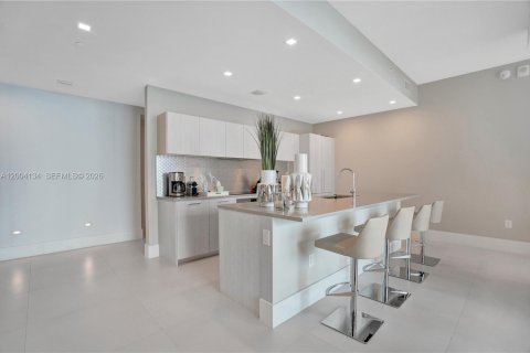 Condo in Miami, Florida, 4 bedrooms  № 2069627 - photo 9