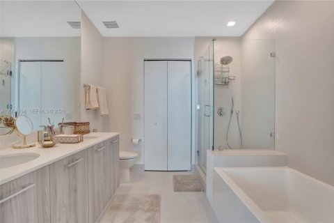 Condo in Miami, Florida, 4 bedrooms  № 2069627 - photo 27
