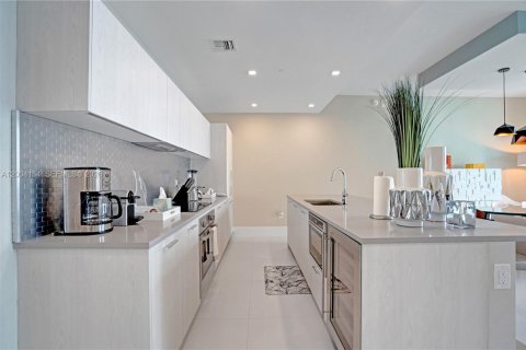 Condo in Miami, Florida, 4 bedrooms  № 2069627 - photo 10