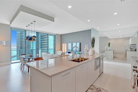 Condo in Miami, Florida, 4 bedrooms  № 2069627 - photo 5