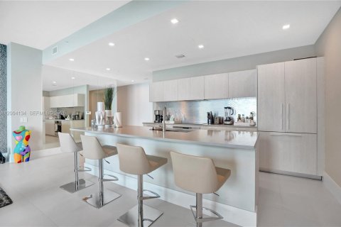 Condo in Miami, Florida, 4 bedrooms  № 2069627 - photo 8