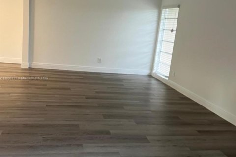 Снять в аренду виллу или дом в Тамарак, Флорида 2 спальни, 156.45м2, № 1955633 - фото 3