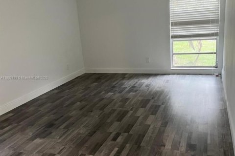 Снять в аренду виллу или дом в Тамарак, Флорида 2 спальни, 156.45м2, № 1955633 - фото 10