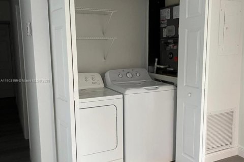 Снять в аренду виллу или дом в Тамарак, Флорида 2 спальни, 156.45м2, № 1955633 - фото 2