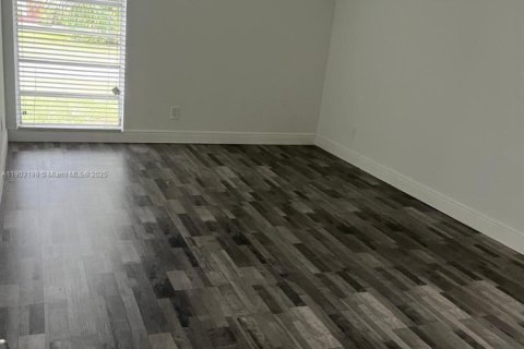 Снять в аренду виллу или дом в Тамарак, Флорида 2 спальни, 156.45м2, № 1955633 - фото 8