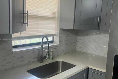 Apartment in Lake Worth, Florida 2 bedrooms, 94.76 sq.m. № 1967562 - photo 3