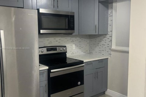 Apartment in Lake Worth, Florida 2 bedrooms, 94.76 sq.m. № 1967562 - photo 2