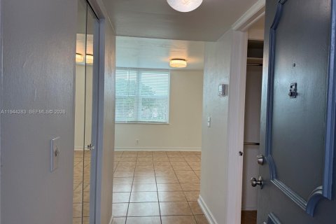 Condo in Davie, Florida, 2 bedrooms  № 2003011 - photo 2