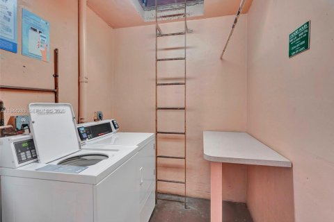 Condo in Davie, Florida, 2 bedrooms  № 2003011 - photo 20