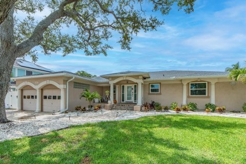 House in Clearwater, Florida 3 bedrooms, 208.1 sq.m. № 2272763