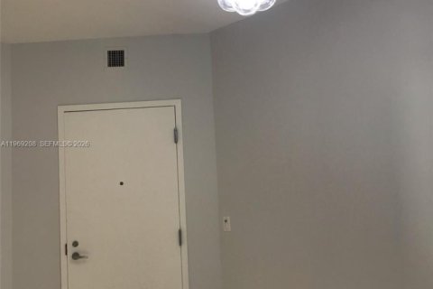 Condo in North Miami Beach, Florida, 3 bedrooms  № 2030027 - photo 4