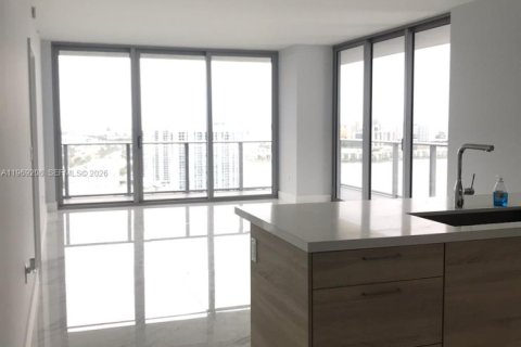 Condo in North Miami Beach, Florida, 3 bedrooms  № 2030027 - photo 2