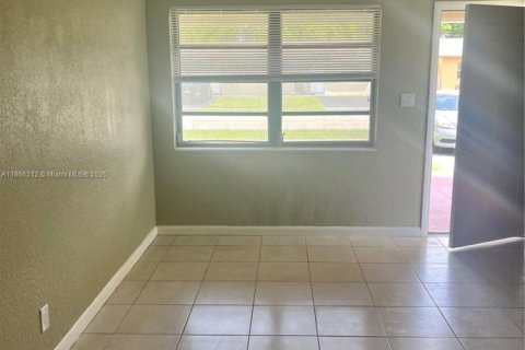 House in Lauderhill, Florida 3 bedrooms, 191.38 sq.m. № 1925907 - photo 4