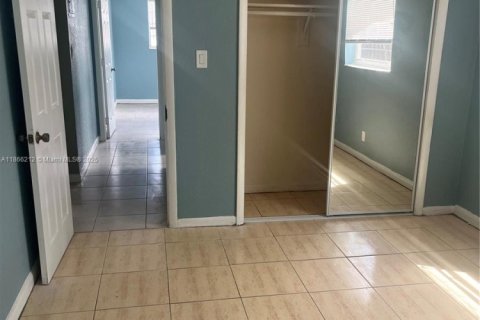 House in Lauderhill, Florida 3 bedrooms, 191.38 sq.m. № 1925907 - photo 9