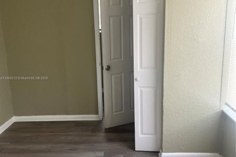 House in Lauderhill, Florida 3 bedrooms, 191.38 sq.m. № 1925907 - photo 16