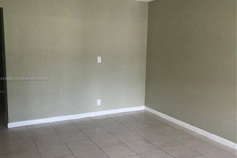 House in Lauderhill, Florida 3 bedrooms, 191.38 sq.m. № 1925907 - photo 3