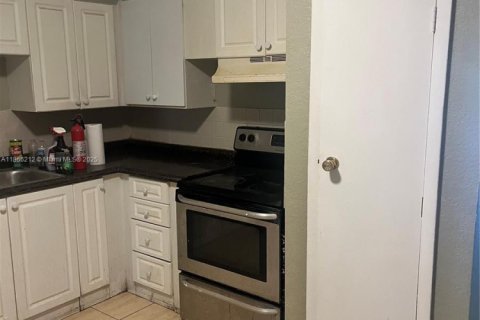 House in Lauderhill, Florida 3 bedrooms, 191.38 sq.m. № 1925907 - photo 7