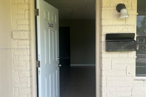 House in Lauderhill, Florida 3 bedrooms, 191.38 sq.m. № 1925907 - photo 2