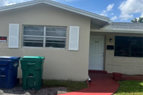 House in Lauderhill, Florida 3 bedrooms, 191.38 sq.m. № 1925907 - photo 1