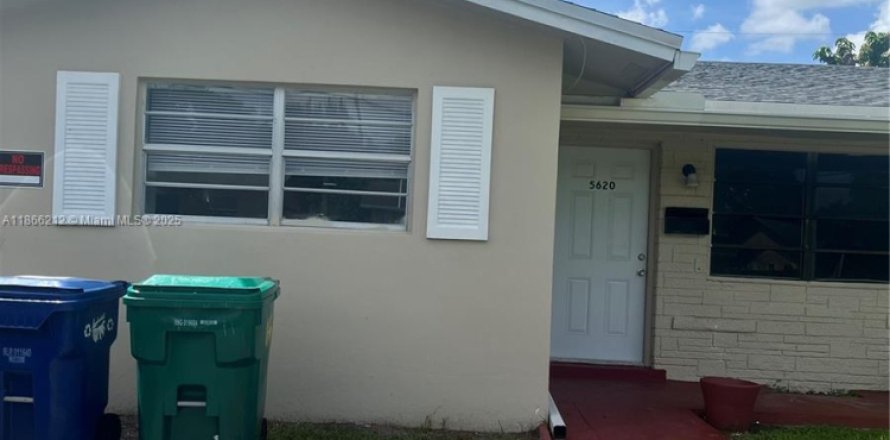 House in Lauderhill, Florida 3 bedrooms, 191.38 sq.m. № 1925907