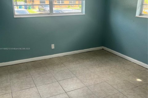 House in Lauderhill, Florida 3 bedrooms, 191.38 sq.m. № 1925907 - photo 10