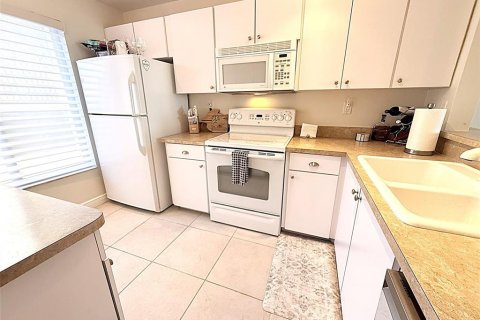 Condo in Saint Petersburg, Florida, 2 bedrooms № 2093043 - photo 13