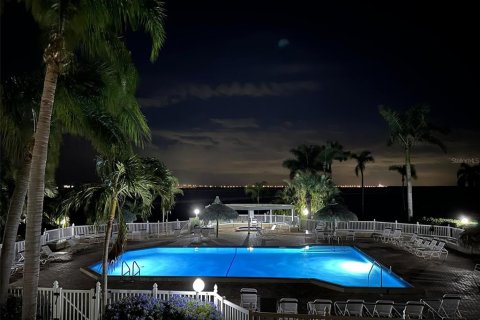 Condo in Saint Petersburg, Florida, 2 bedrooms № 2093043 - photo 20